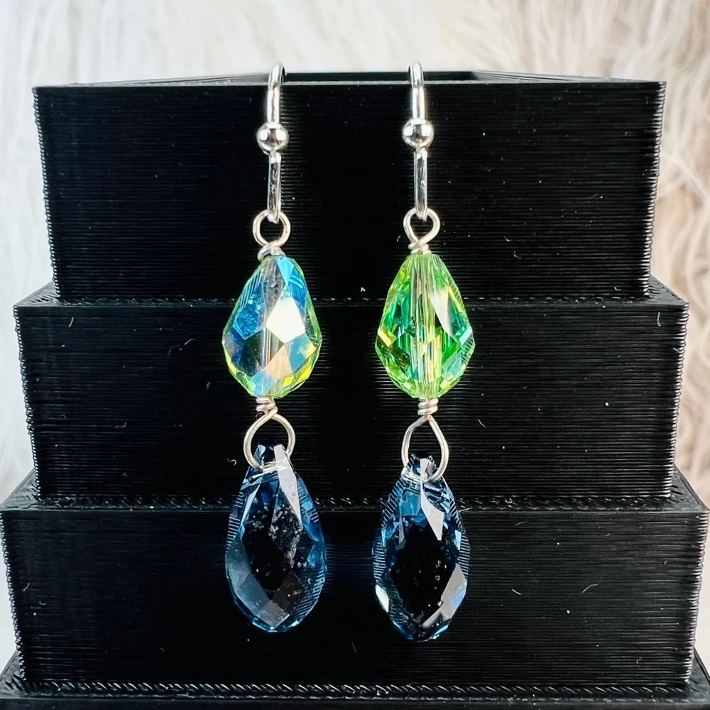 Beautiful green blue and silvertone reflective costume pierced earrings - Picture 5 of 5